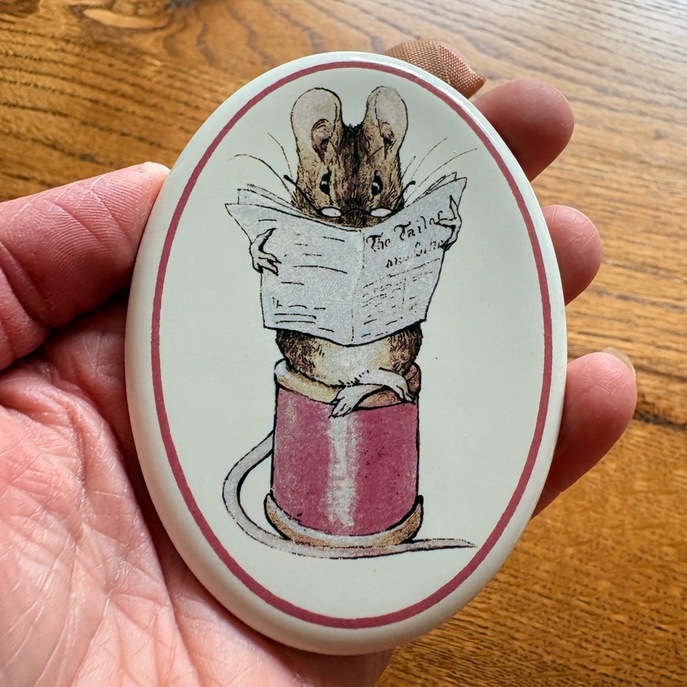 Vintage Beatrix Potter “Tailor Mouse” ceramic magnet - Picture 6 of 6